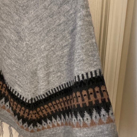 Gray Patterned Women's Poncho with Fringe - Picture 9 of 9